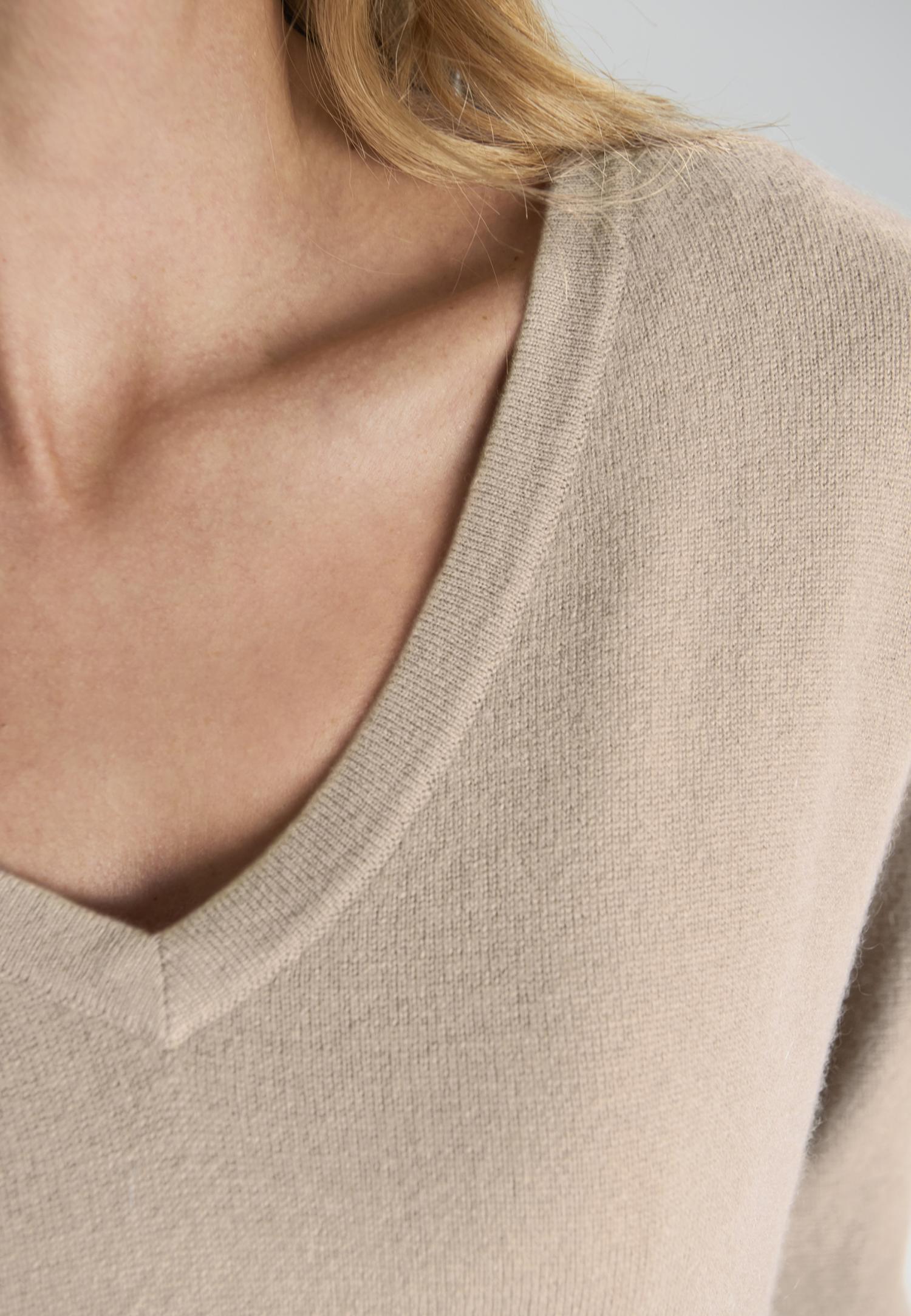 W22-00CH0616 V-neck sweater  Marc & André