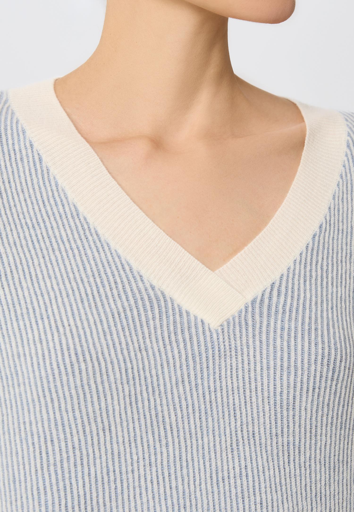 Кашеміровий джемпер з V – подібним вирізом