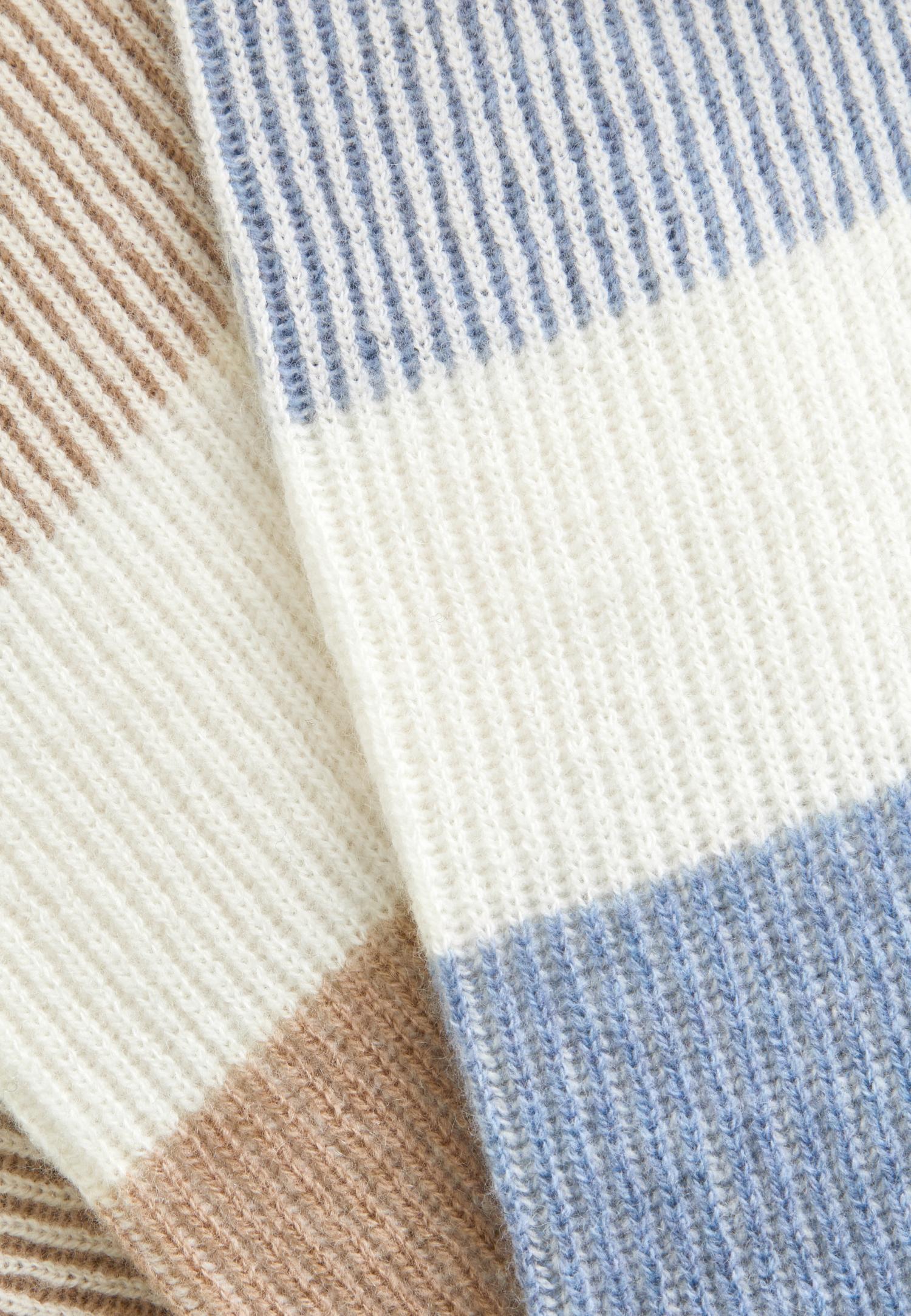 Кашеміровий джемпер з V – подібним вирізом