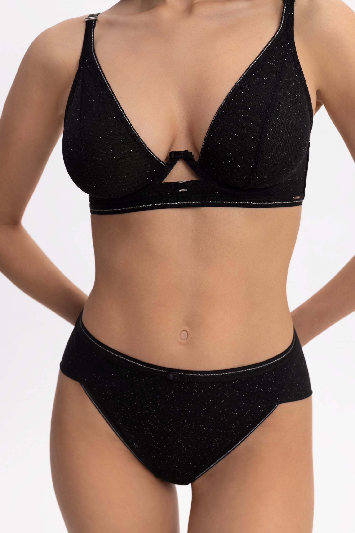 Бюстгальтер з трикутною чашкою