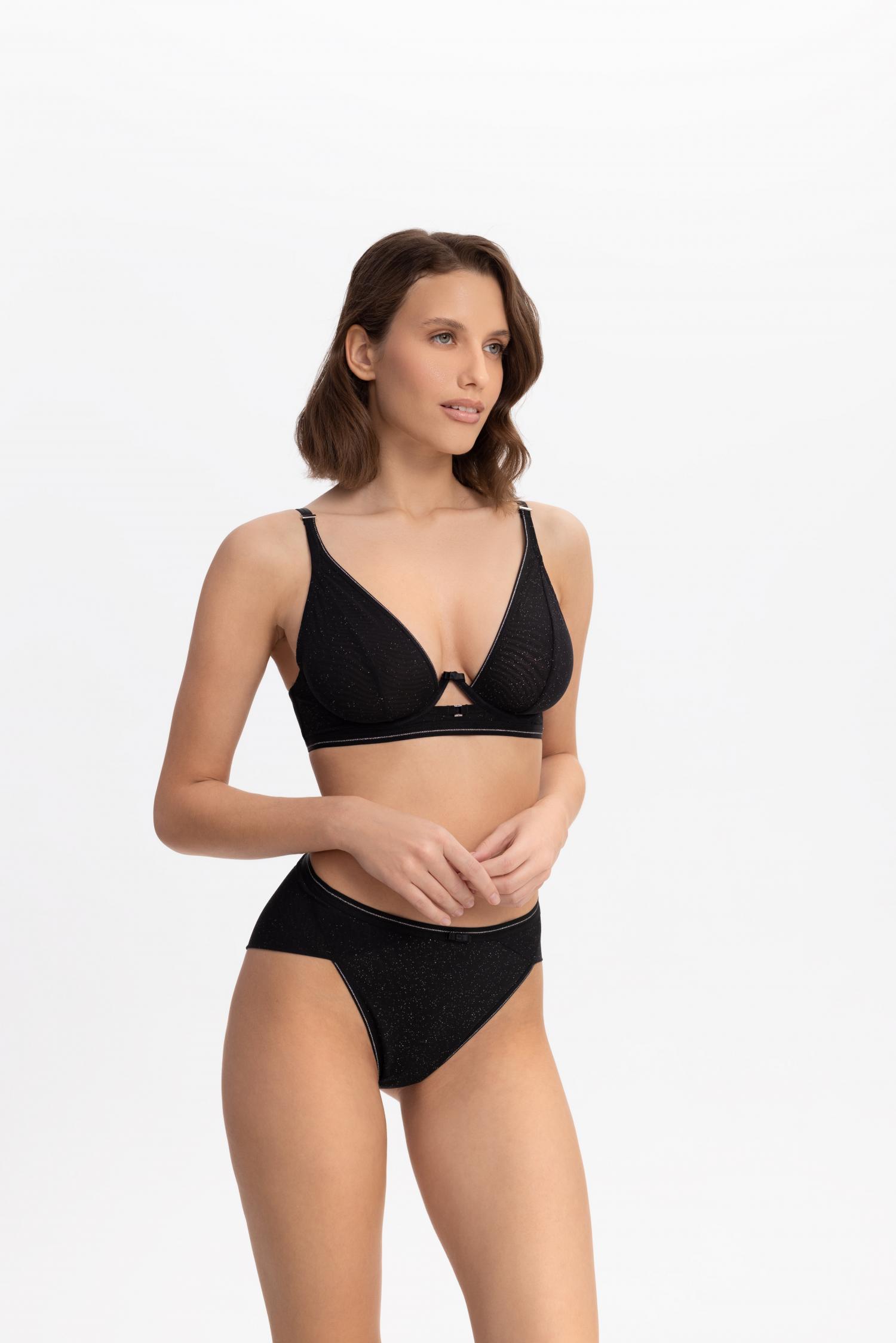 Бюстгальтер з трикутною чашкою